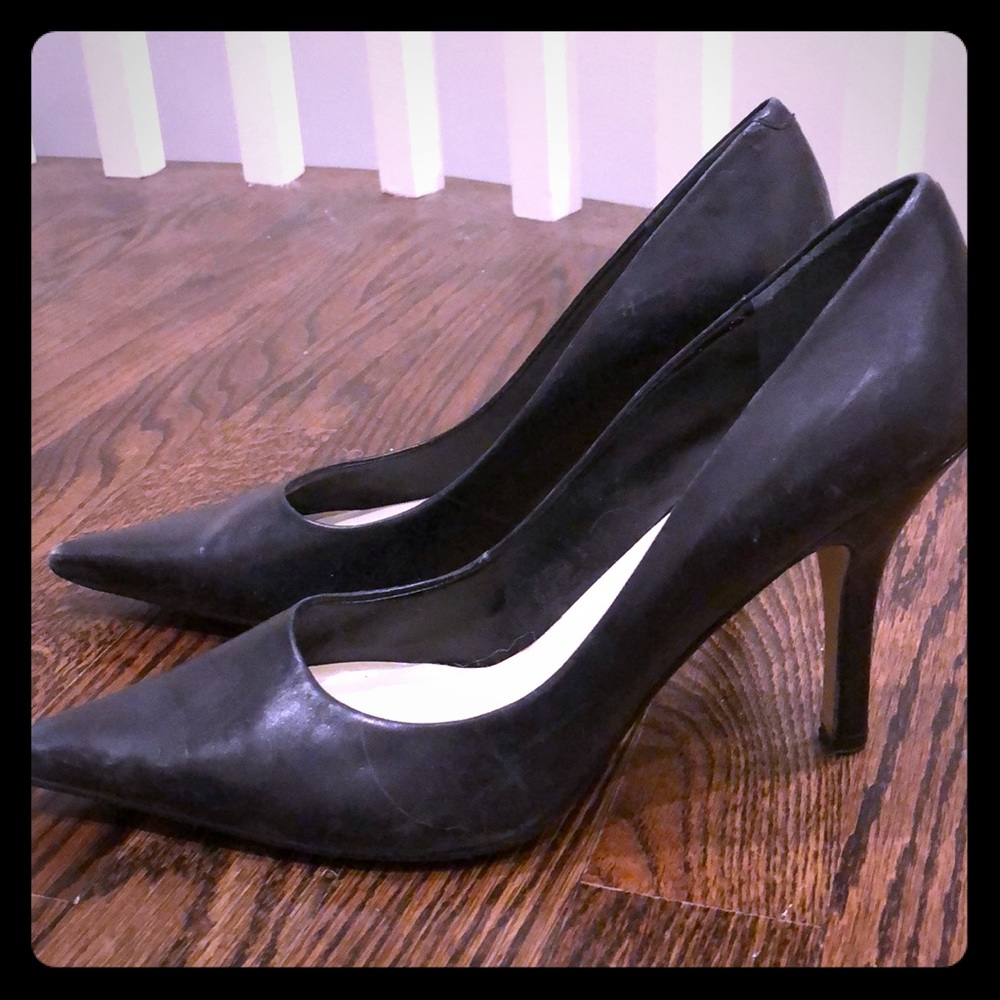Black pumps